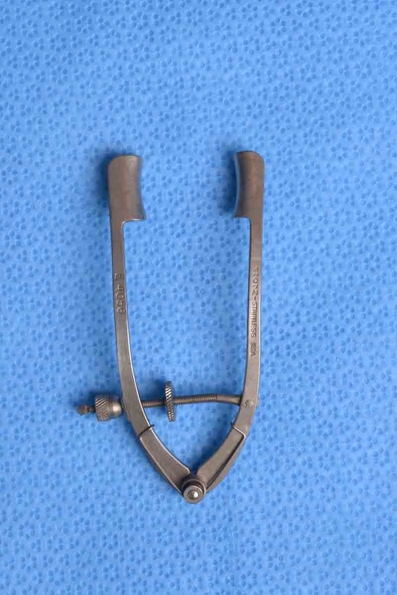 This is a rigid speculum which allows for adjusting of the width of the palpebral fissure. In